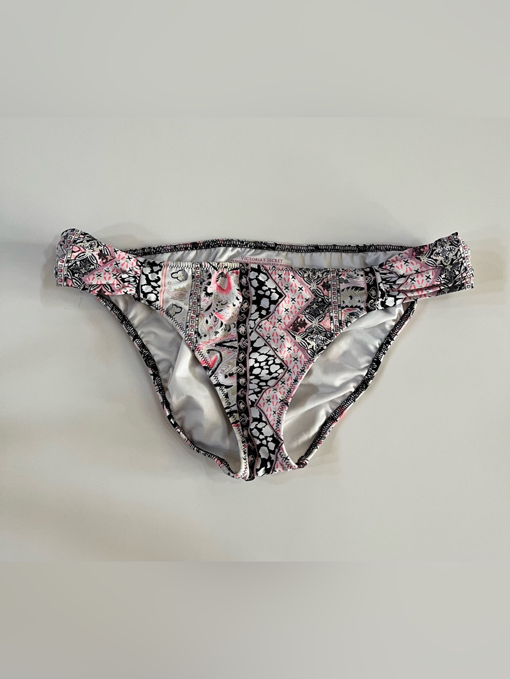 Victoria's Secret The Knockout Black Pink White Print Bikini Bottoms size Medium